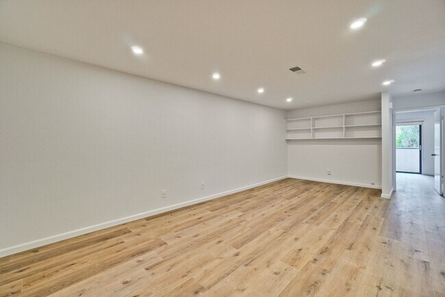 Building Photo - Recently upgraded Condo in a highly desirable location in Sunnyvale.