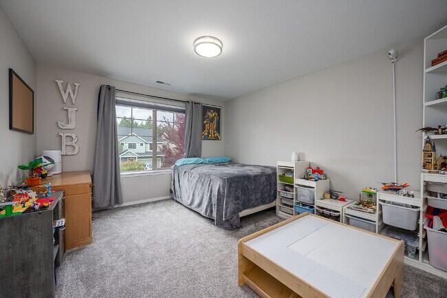 Building Photo - Spacious 4-bed Home with High Ceilings