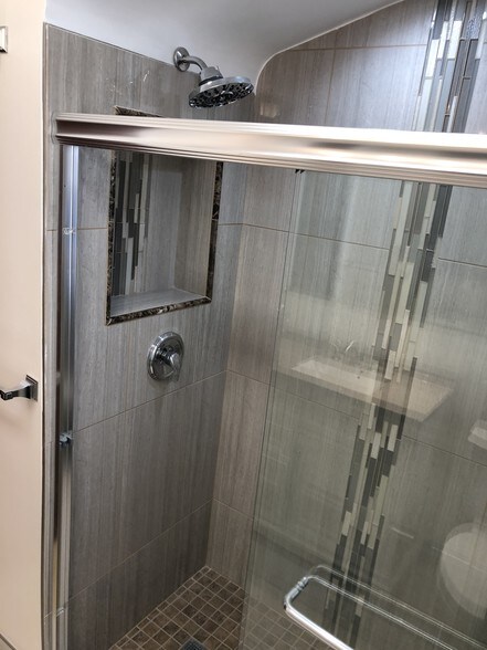 Building Photo - 6441 N Francisco Ave