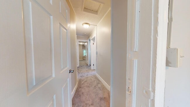 Building Photo - Huge 4 Bedroom Single Family House - almost 1500 SQ FT!