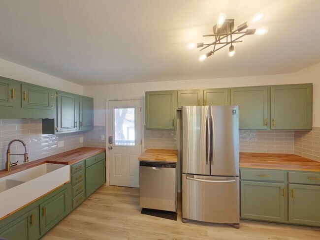 Building Photo - Remodeled 5BR Wichita Home for Rent - Pet Friendly!