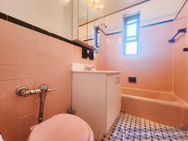 Building Photo - 525-527 Riverdale Avenue