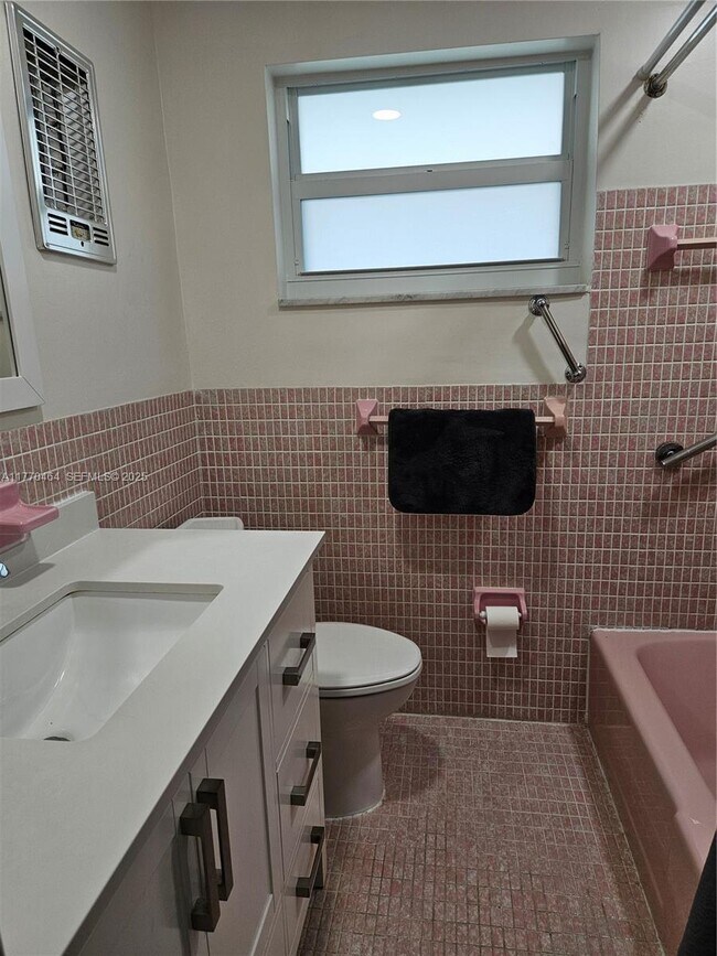 Building Photo - 330 SE 2nd St