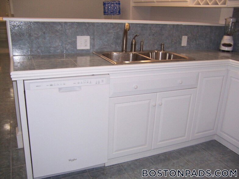 Building Photo - 188 Maverick St