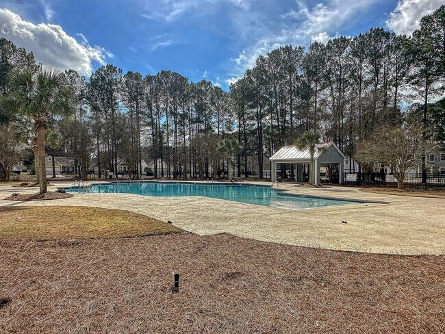 Building Photo - Easy, Modern Comfort in a Prime Charleston Location!