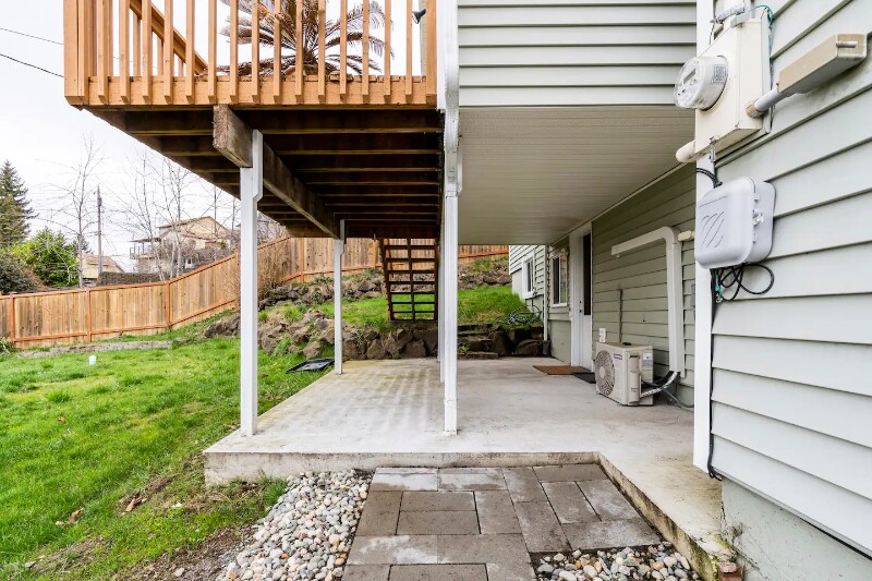 Building Photo - 557 Bronson Pl NE