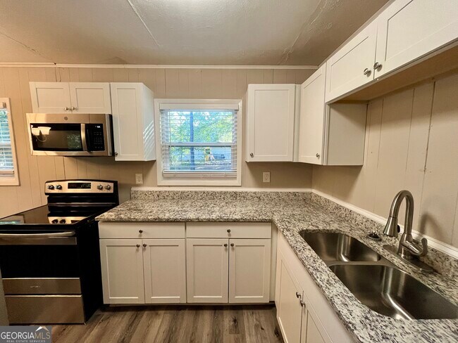 Building Photo - 6107 Shadow Glen Ct SW