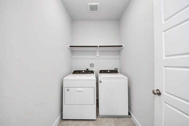 Building Photo - 3830 Glossy Lk Dr
