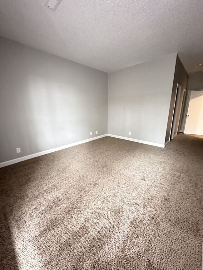 Building Photo - Large 2 Bedroom 2 Bath Condo in the Forest Oaks Community!!