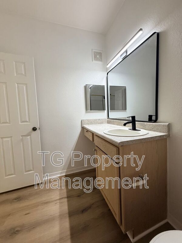 Building Photo - 7800 Point Meadows Dr