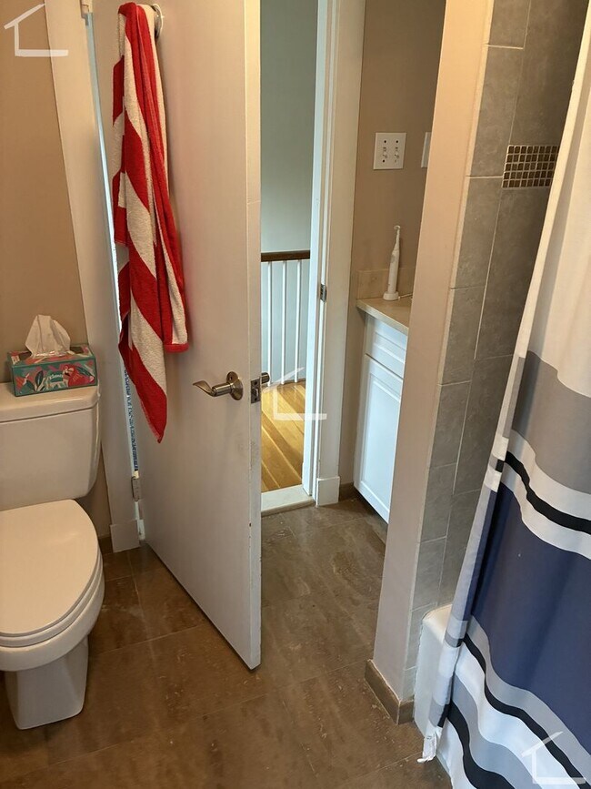 Building Photo - Rent a House in Newton 4bed/2.5 Bath - Parking included!