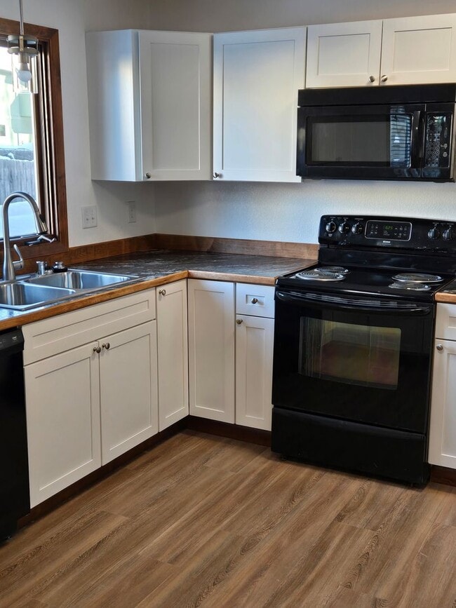 Building Photo - Newly Updated 4 Bedroom East Anchorage Home!