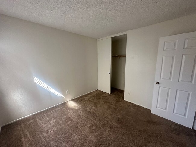 Building Photo - Elegant 4-Bedroom, 3-Bath Home in Prime Cul-de-Sac Location