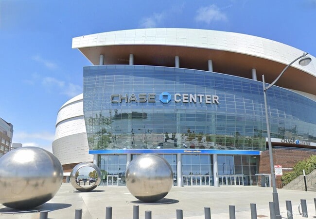 Building Photo - 260 King St