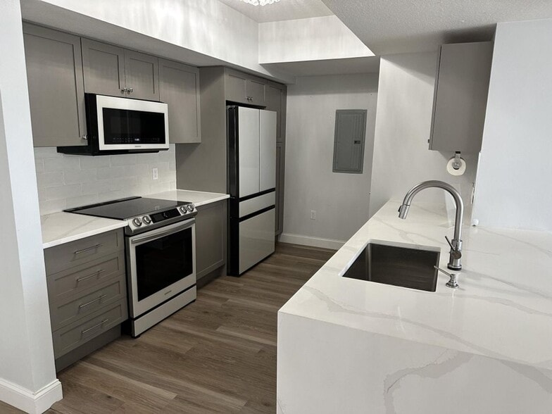 Primary Photo - 1551 N Flagler Dr