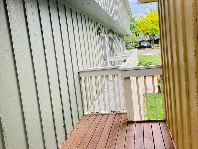 Building Photo - 1615 Cottonwood Dr