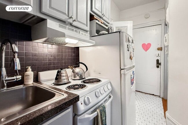 Building Photo - 128 W 13th St