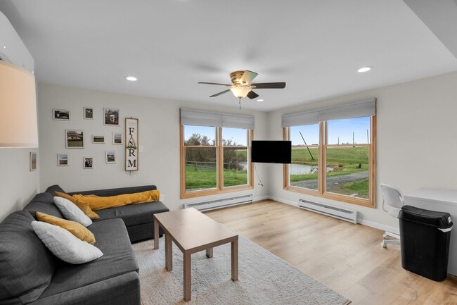 Building Photo - Fully Furnished Bright & Comfortable 1-Bedroom Cottage Available for Rent