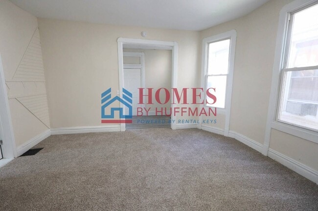 Building Photo - Three Bedroom House | Move in Ready