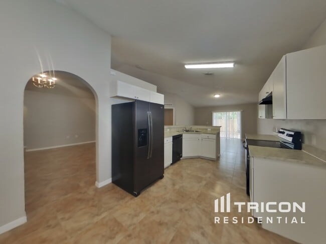 Building Photo - 30320 Birdhouse Dr