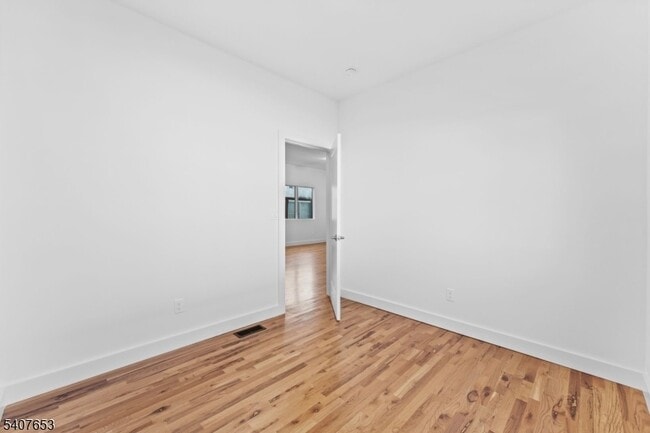 Building Photo - 246 Cortlandt St