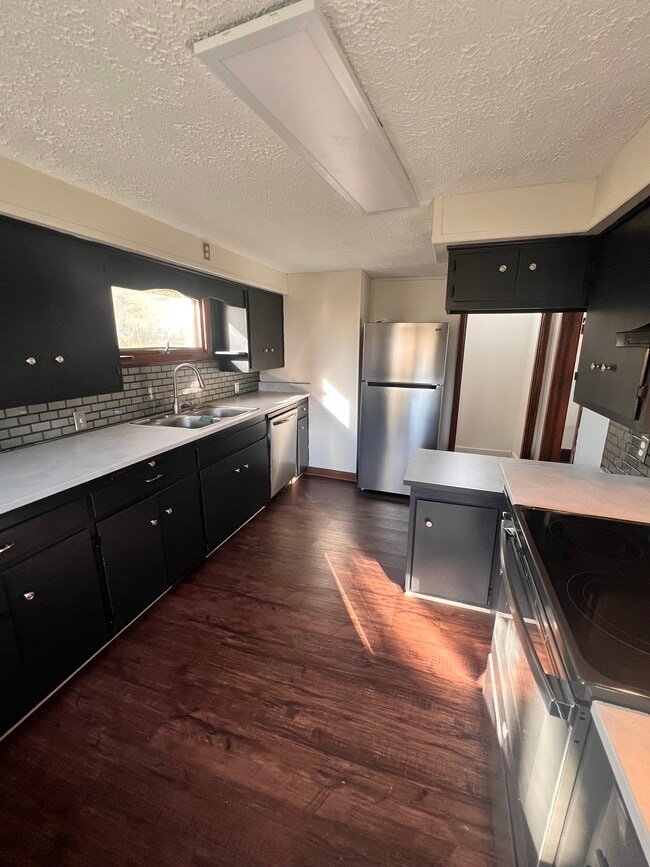 kitchen - 1673 Bancroft Ave