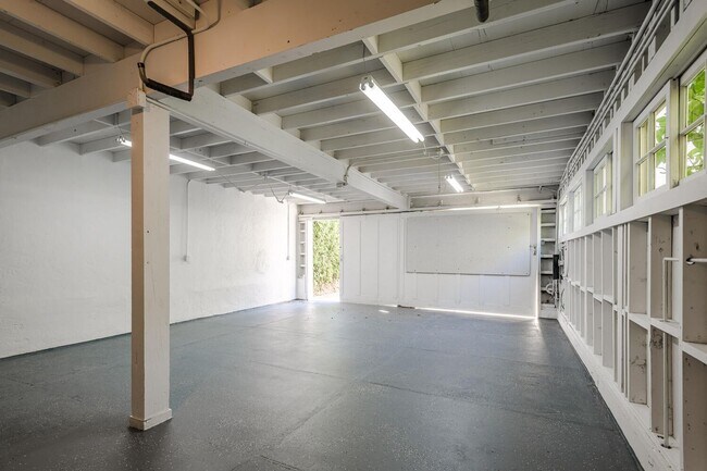 Building Photo - Charming Burlingame Home, 2 Bedroom / 1 Ba...
