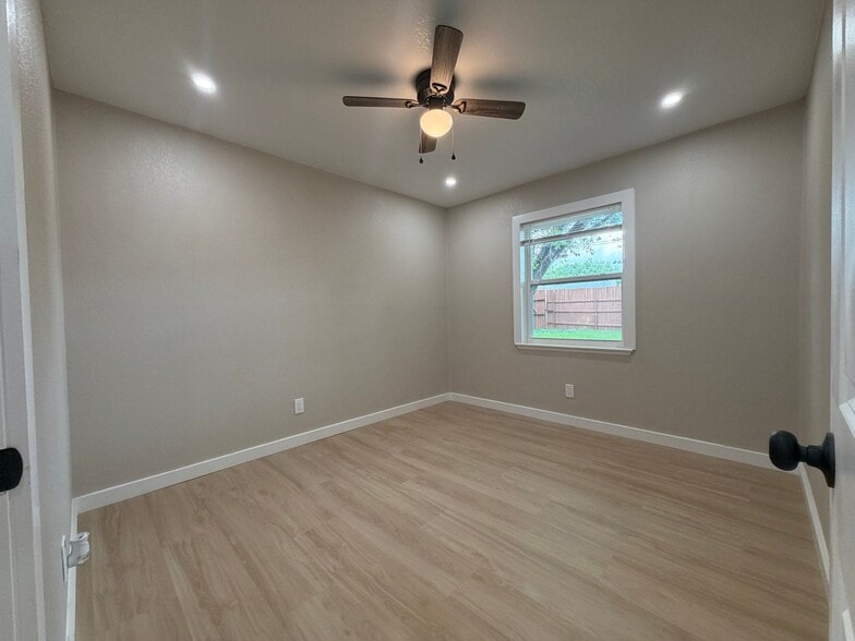 Building Photo - 302 N Cottonwood Dr