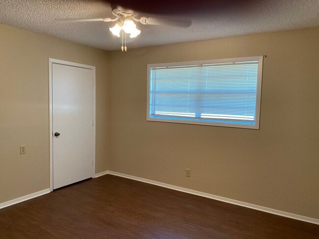 Building Photo - 5 BEDROOM HOME !!!!