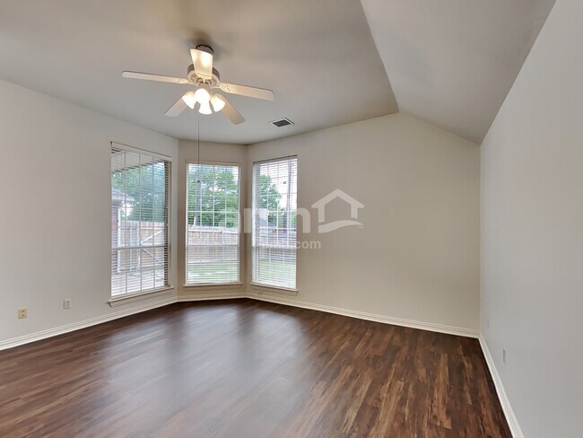 Building Photo - 6213 Richmond Dr