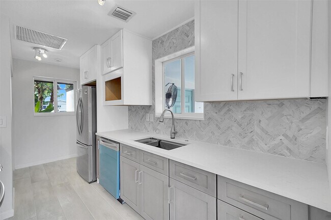 Building Photo - 4710 SW 43rd Ave