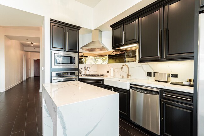 Building Photo - Fully Furnished High Rise with Wynn Golf Course Views!