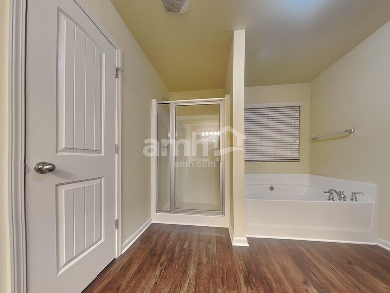 Building Photo - 985 Donington Cir SE