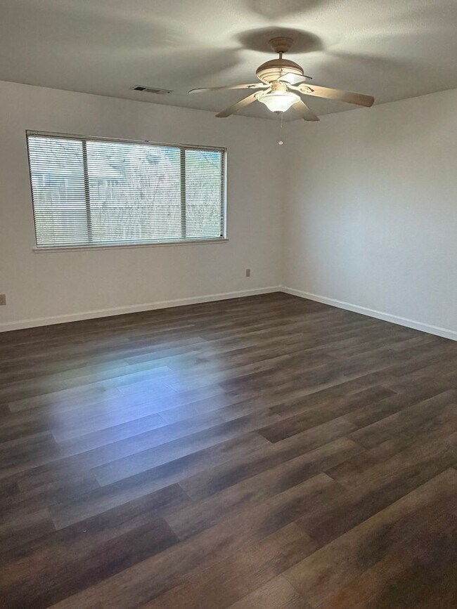 Building Photo - 3 bedroom Townhouse in East Redding