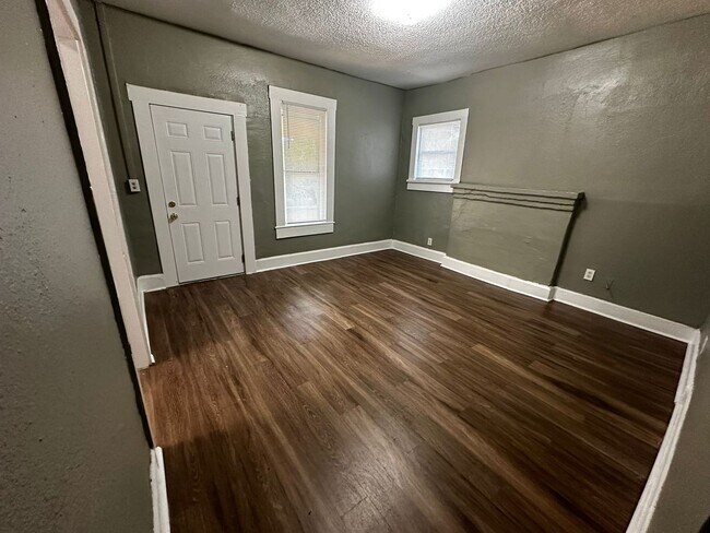 Building Photo - Jackson Heights 3/1 House- Ready Now!