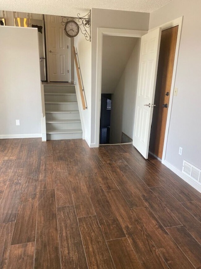 Building Photo - 3 Bedroom Tri-level in Woodland Hills