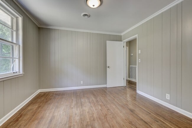 Building Photo - 1221 Harwood Dr