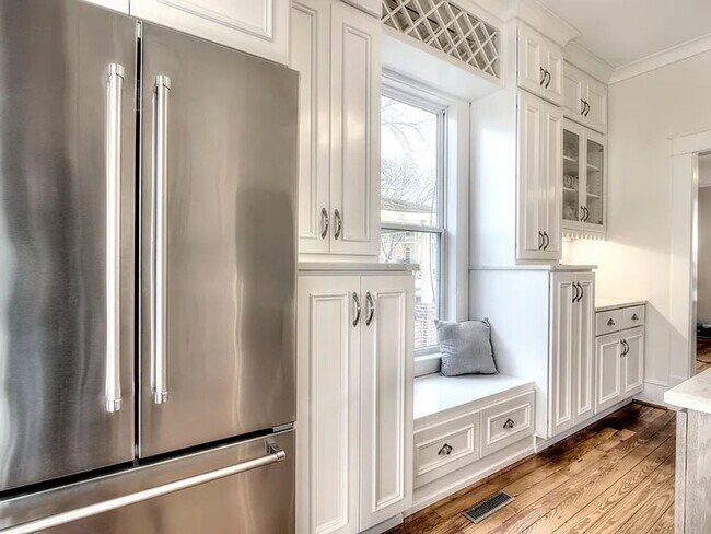 Building Photo - 3 Bedrooms, 2 Bathrooms - Home close to Do...