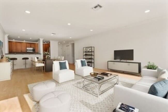 Building Photo - NEWTON 2 bed 2 bath - 9/1
