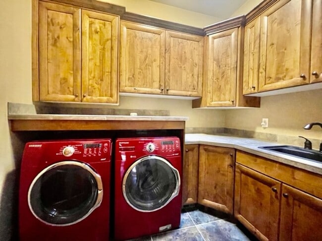 Building Photo - Beautiful Fully Furnished home in an Exclu...