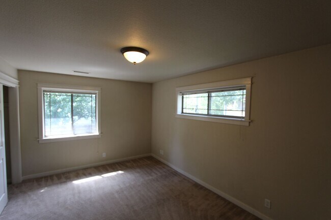 Building Photo - Spacious 3BR home Near NAU | New Carpet + Parking for 3 Vehicles