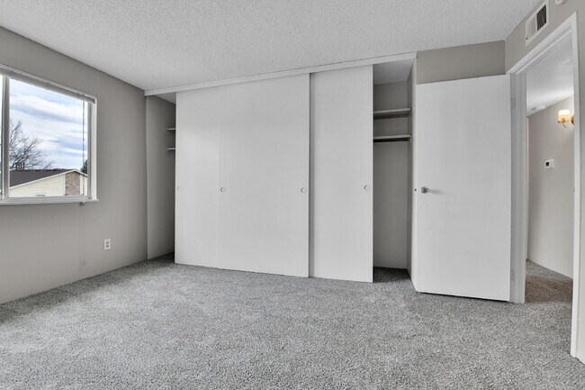 Building Photo - $1,445.95 - 2 Bed, 2 Bath Condo in Denver with In-Unit Laundry!