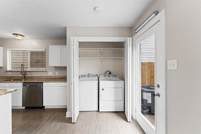 Building Photo - 7419 Ravenswood