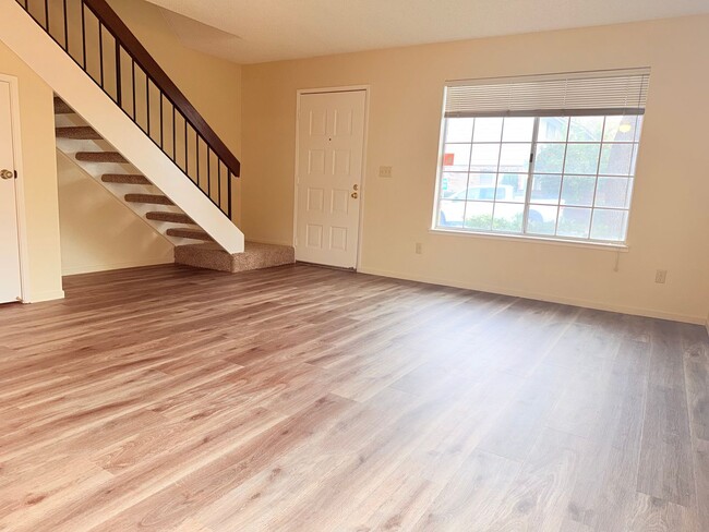 Building Photo - 2 bedroom 1.5 bath 2 story townhome