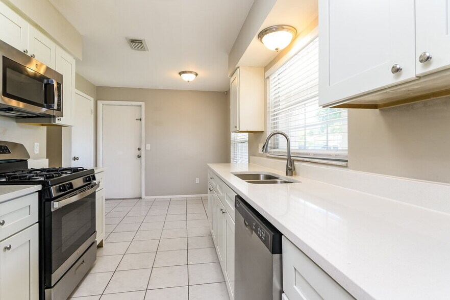 Building Photo - 2739 Sumba Ave