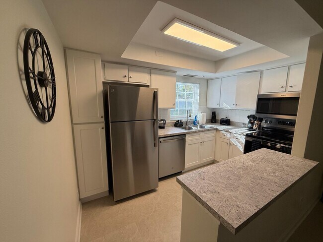 Building Photo - Furnished first floor Brand new renovated apartment