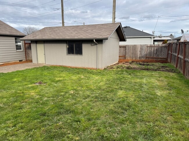 Building Photo - Updated 2 bedroom 1 bath house in Eugene!