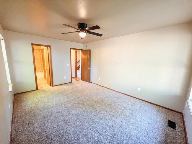 Building Photo - 213 Woodbridge Cir