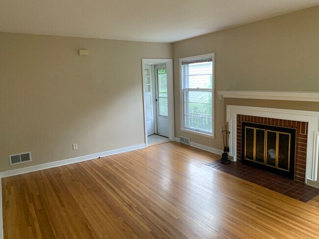 Building Photo - 842 7th Ave SW