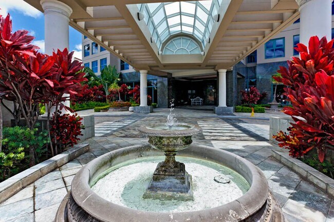 Building Photo - Spacious Condo in the Heart of Honolulu